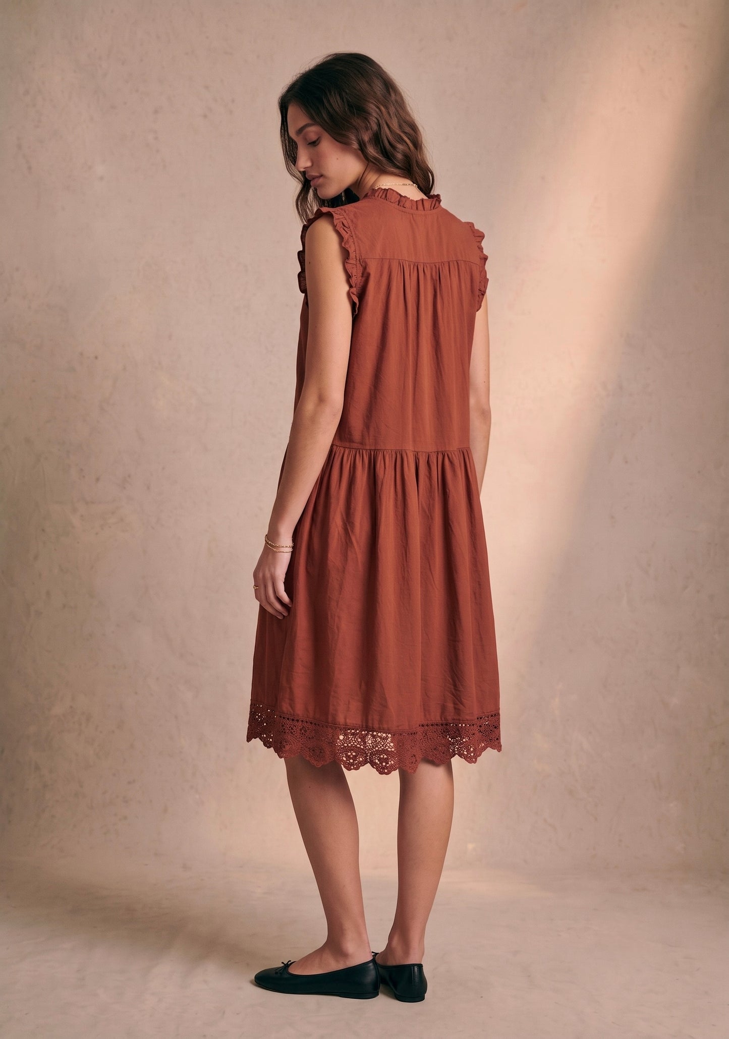 Robe courte boutonnée sans manches col V dentelle coupe ample - Silvie